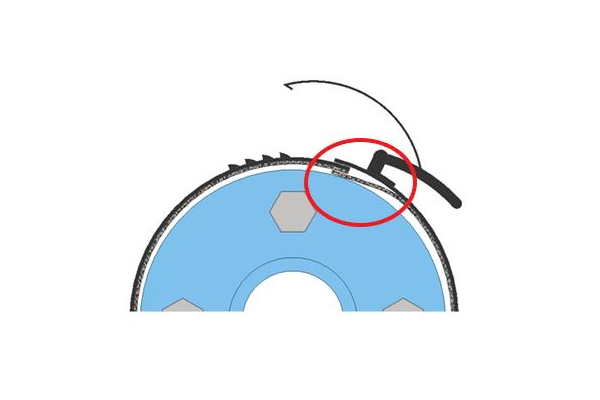 Illustration på hur man installerar Spray Control runt en fläns